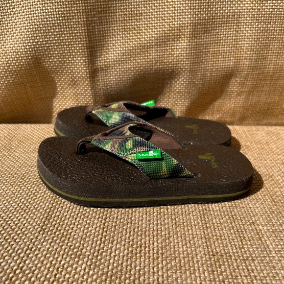 Sanuk Size 8/9 Camo Flip Flops - Picture 3 of 5